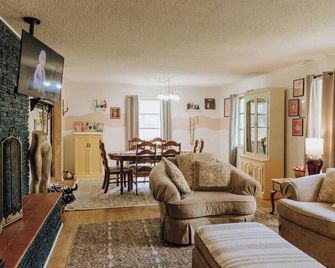 Dolly House - Sevierville - Salon