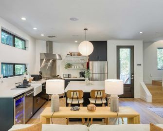 Mill Creek by Avantstay Modern Design, Patio, Hot Tub - Healdsburg - Kitchen