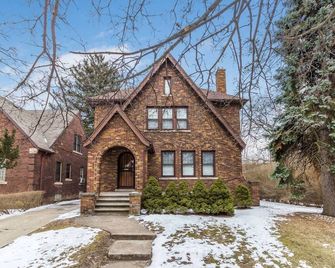Newhost-Victorian Pintrest Style 15min to Downtown - Detroit - Building
