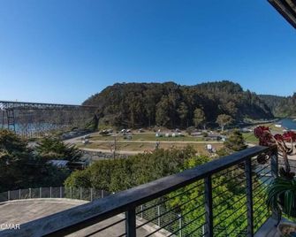 Mendocino Coast Hideaway - Albion - Balcón