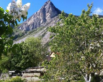 Spacious apartment in old farmhouse, 2 bedrooms, 2 shower rooms, sleeps 6 - Le Glaizil - Vista del exterior