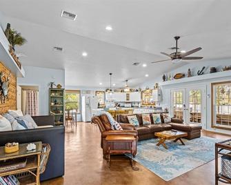 Cypress Crab House Of Steinhatchee! 1 Block To River, Parking, Porch, Parking - Steinhatchee - Sala de estar