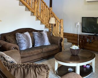 Beautiful log cabin with huge wrap around porches! - Gordonville - Sala de estar