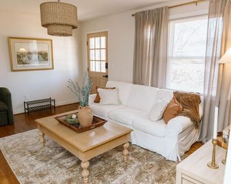 Speakeasy, Hot Tub, Putt Putt, Outdoor Theatre, 8 minutes from Downtown Greenville - Greenville - Sala de estar