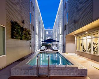 Homewood Suites by Hilton New Orleans French Quarter - ניו אורלינס - בריכה