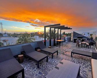 Beachside Oasis!! Spacious Condo - 1/2 block from the Beach- with Garden & Roof - Puerto Morelos - Balcony
