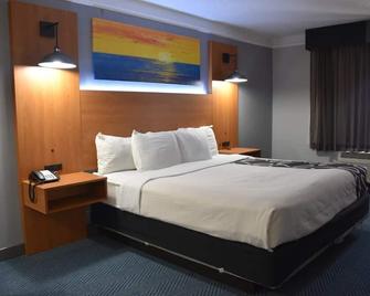 La Quinta Inn by Wyndham Champaign - Champaign - Bedroom