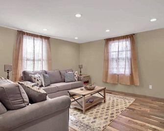 The Farmhouse Inn: 3 Bed, 3.5 Whole House Rental - Hermann - Living room
