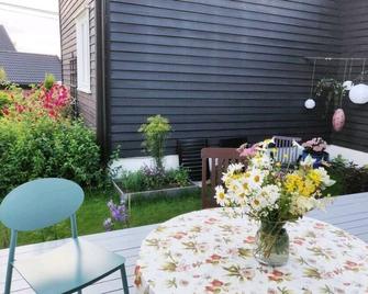 Cozy 1 bedroom house with garden close to beach - Sandvika - Patio