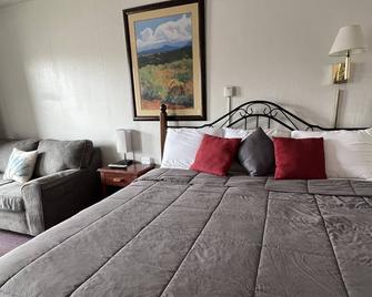 Midtown Inn & Suites - La Junta - Bedroom