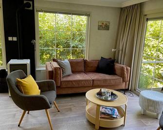 Chalet in Wiringherlant near the Coast - Hippolytushoef - Sala de estar