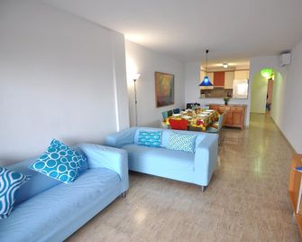 Apartment in Empuriabrava, Costa Brava! Beachfront, Sea Views, 3 Bedrooms, Equipped Kitchen. Book now! - Castelló d'Empúries - Ruang tamu