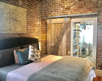 \'The Spring Loft\' located in Downtown Siloam Springs, Arkansas on Sager Creek - Siloam Springs - Спальня