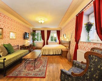 ديبيندانس إدوارد كيلي - سسكي كروملوف - غرفة نوم