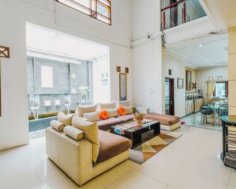 Aleyra Hotel and Villa Garut - Garut - Lobby