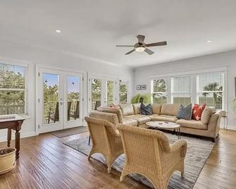 6 Bedroom house on 2.5 acres with Panoramic Marsh Views! Golden Isles - Darien - Living room
