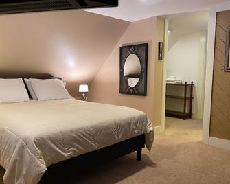 5 bedroom Chalet on Hill with Panoramic Views of Mt. Mansfield - Stowe - Bedroom