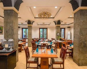 Lotus Garden Hotel By Waringin Hospitality - Kediri - Restaurant