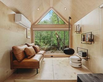 Lumen Nature Retreat - Woodstock - Living room