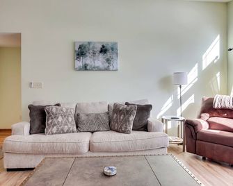 Pier, Catfish Lake Access Eagle River Getaway! - Eagle River - Вітальня