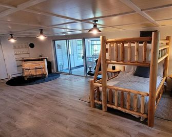 Beautifully Remodeled Lakefront Cottage With Picturesque Views Of Lake Mildred - Rhinelander - Bedroom