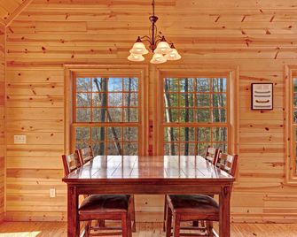 Cabin tucked in the trees with private hot tub & lake/pool access - Saugatuck - Dining room