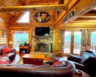 Scenic Log Cabin On 12 Acres: Hot Tub, Jacuzzi, And Fireplace, Newly Renovated - Ringgold - Huiskamer