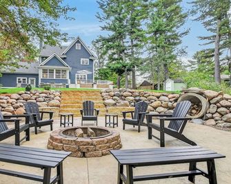 Lake Menomin Retreat in Menomonie | Sunset Views + 2 Fire Pits Near UW-Stout - Menomonie - Innenhof