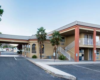 Super 8 by Wyndham Hurricane Zion National Park - Hurricane - Gebouw
