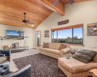 Pack Your Bags And Leave Tonight - Accommodations & Amenities Await!!! - Heber-Overgaard - Living room