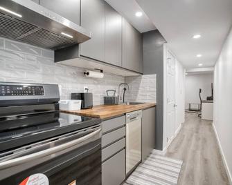 Luxurious 1bedroom / 2 Bed / 1bath Apartment With Wfh Setup - Cambridge - Kitchen