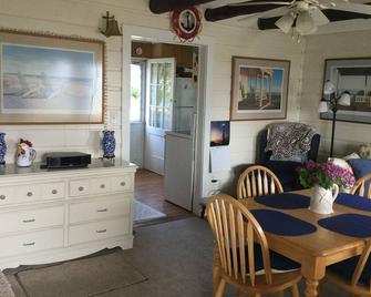 Cozy cottage on West Island - Fairhaven - Dining room