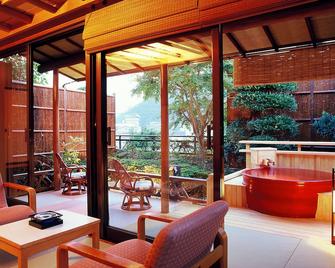 Shin Kadoya - Atami - Balkon