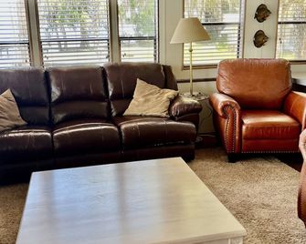 St Johns River Retreat Unit 1 - Crescent City - Living room