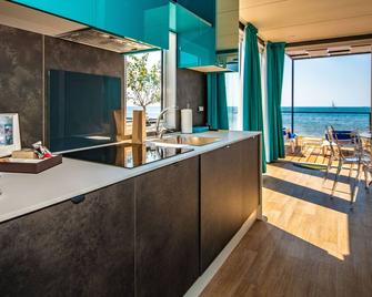Arena Grand Kazela Camping Homes - Medulin - Cocina