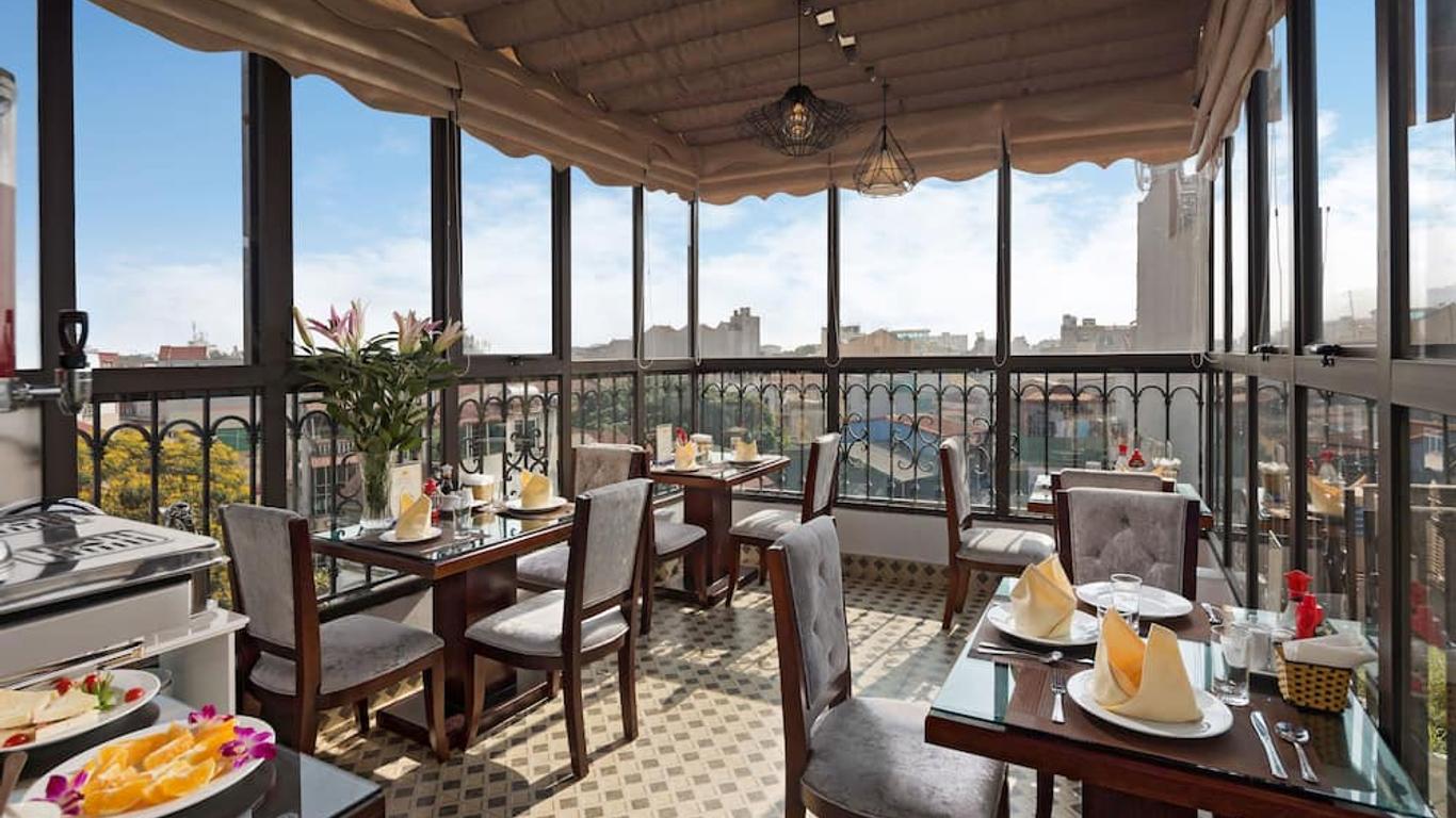 جولدن موون سويت هوتل