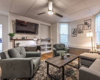Highland Park Hideaway - Private Deck Space and Free Parking - Pittsburgh - Ruang tamu