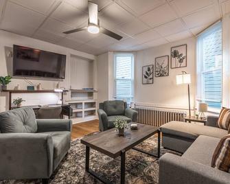 Highland Park Hideaway - Private Deck Space and Free Parking - بيتسبرغ - غرفة معيشة