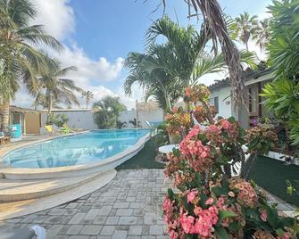 Casalina Garden 2 blocks to Palm Beach & Kitesurfing school - Noord - Basen