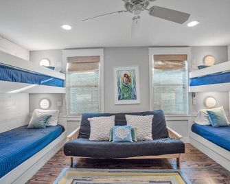 Pura Vida- In downtown Port A, overlooks pool - Port Aransas - Bedroom