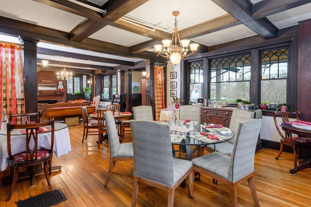 Reserve all of Oakland Cottage B&B 6 BR 6BA, 1.5 miles to downtown Asheville. - אשוויל - מסעדה