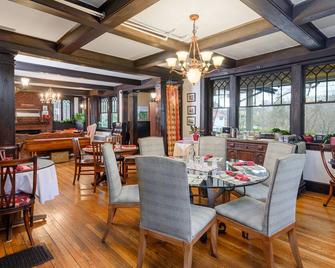 Reserve all of Oakland Cottage B&B 6 BR 6BA, 1.5 miles to downtown Asheville, NC - אשוויל - מסעדה