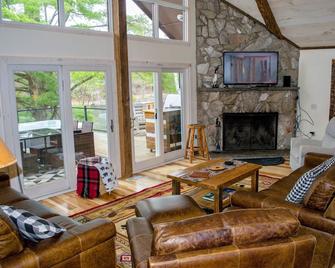 The Sacandaga Lakeside Escape - Newly Renovated 2024! - Gloversville - Living room
