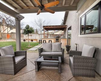 Comfy House W/ Big Pool / hot tub !!! - Elk Grove - Binnenhof
