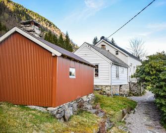 5 Bedroom Beautiful Home In Lavik - Lavik - Edificio