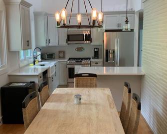 Amazing Lake House - Brookfield - Kitchen