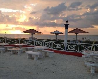 Idlers' Rest Beach Hotel - Black River - Playa