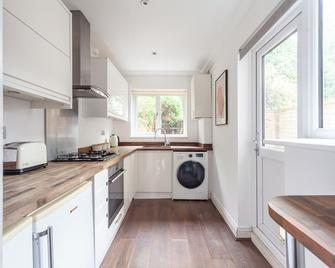 The Ealing Villa - Greenford - Kitchen