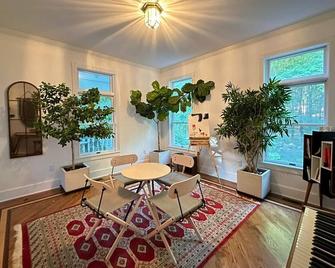 Country home with rock climbing gym, pond & creek. - New Paltz - Dining room