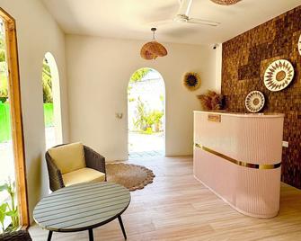 Sands Garden Hotel - Thoddoo - Front desk